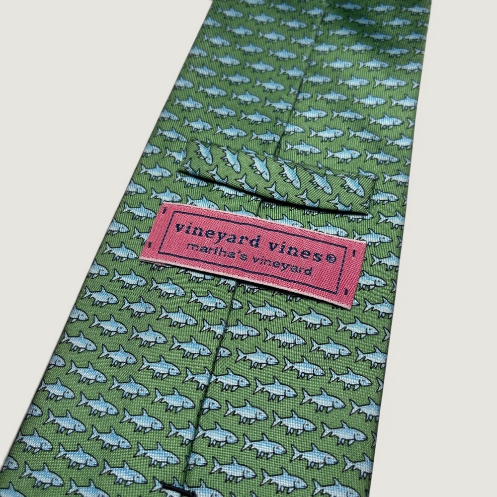 Vineyard Vines Green Fish Print Silk Necktie Hand Made USA Preppy Fishing Tie - Picture 2 of 8